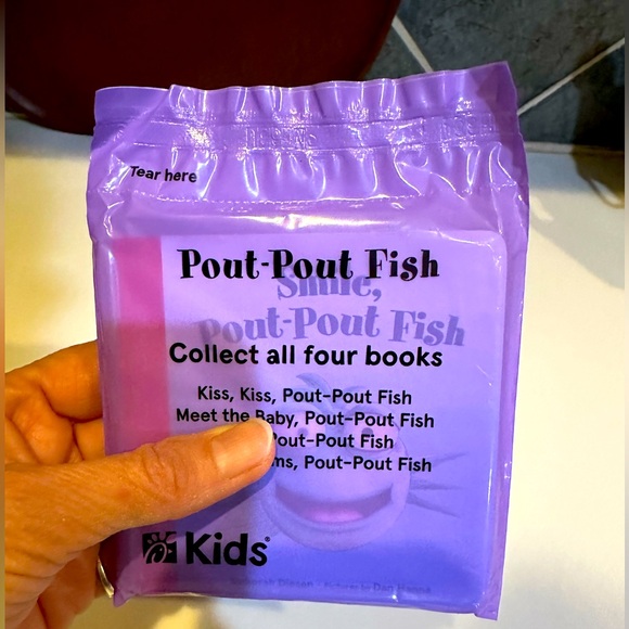 2025 SMILE POUT POUT FISH MINI BOOK CHICK-FIL-A KIDS MEAL TOY 4” BOARD PREMIUM - Picture 6 of 7